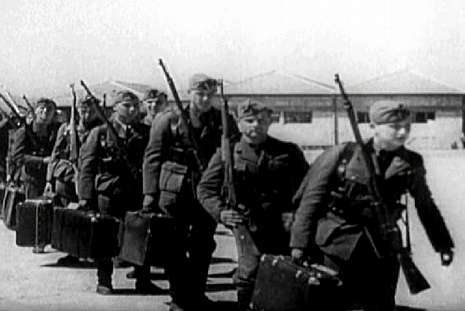 Soldados alemanes embarcando en el puerto vigués. 