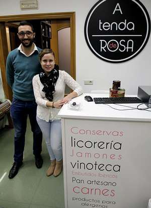 David Rodríguez con la dependienta, Ania Aneiros. 