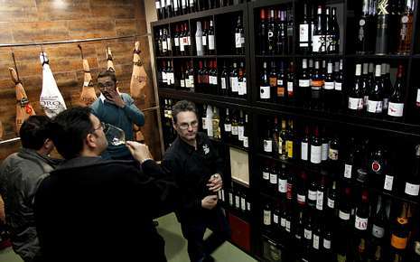 Los clientes vieron la amplia bodega del establecimiento. 