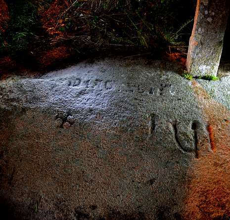 La piedra y uno de sus detalles. 