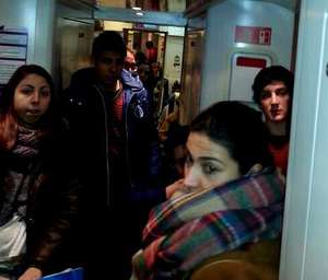 Imagen de una de las salidas del tren, repletas de pasajeros.