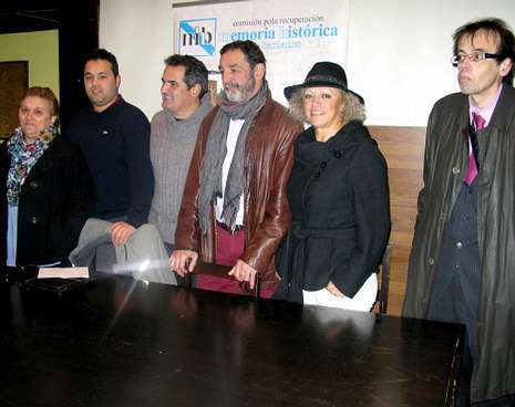 Miembros de la comisión y familiares de afectados que irán a Santiago. 