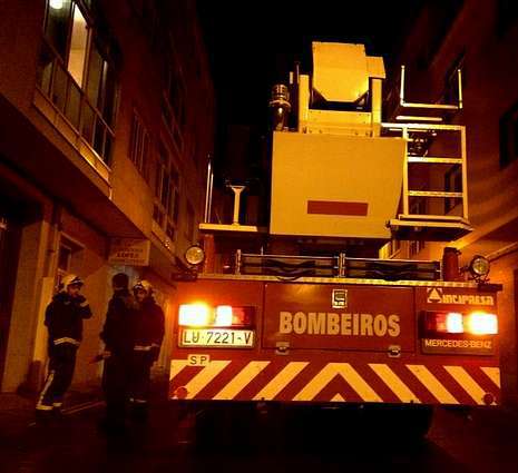 Un momento de la intervención realizada ayer por los bomberos 