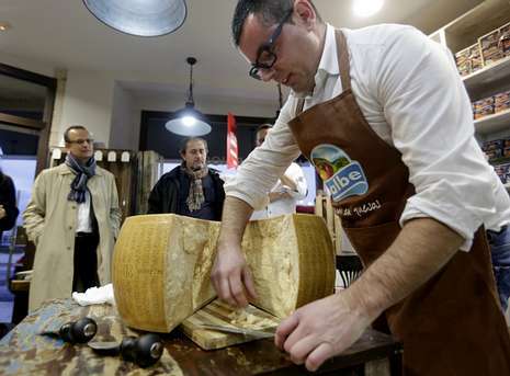 Una cata de un queso de 45 kilos con maridajes de cervezas