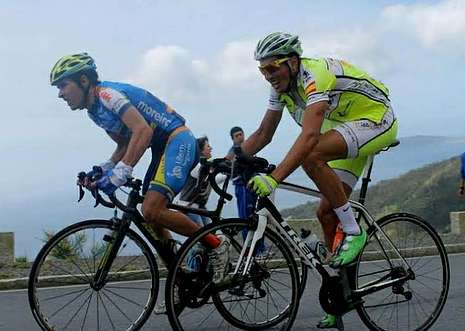 Rodríguez fue profesional del ciclismo hasta la desaparición del Xacobeo, club en el que corría. 