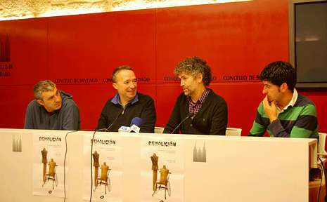 Cándido Pazó, segundo por la derecha, durante la presentación de la obra en el pazo de Raxoi. 