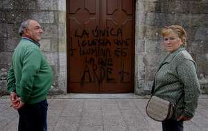 Galiza: El cura de Boiro se niega a limpiar una pintada anticlerical en la puerta de la iglesia  G11P13F1