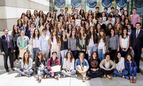 Los 75 alumnos seleccionados recibieron ayer las credenciales en la sede de la Fundación Amancio Ortega 