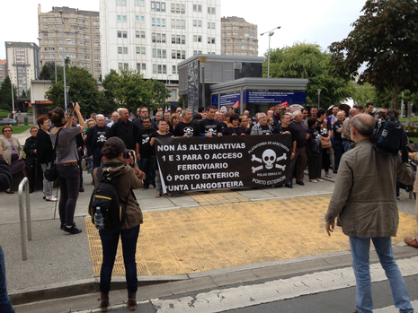 Los vecinos se concentraron durante casi una hora ante el edificio de Ministerios. M. B.