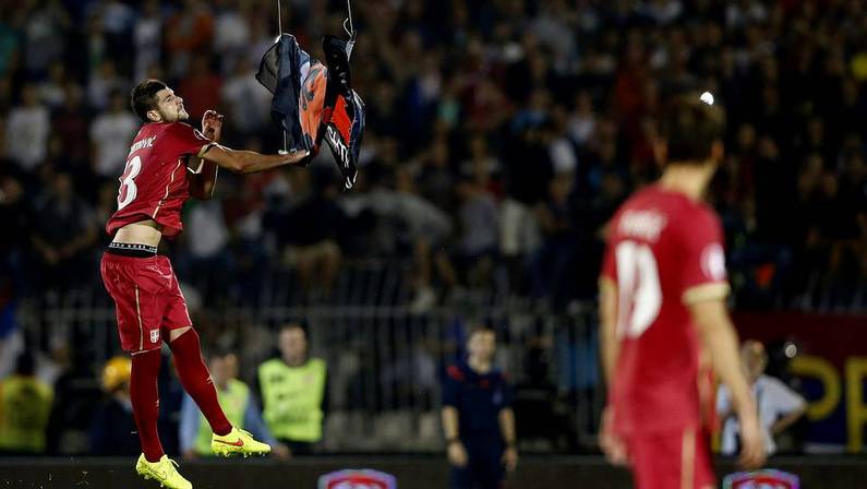 Mitrovic baja la bandera albanesa MARKO DJURICA | Reuters