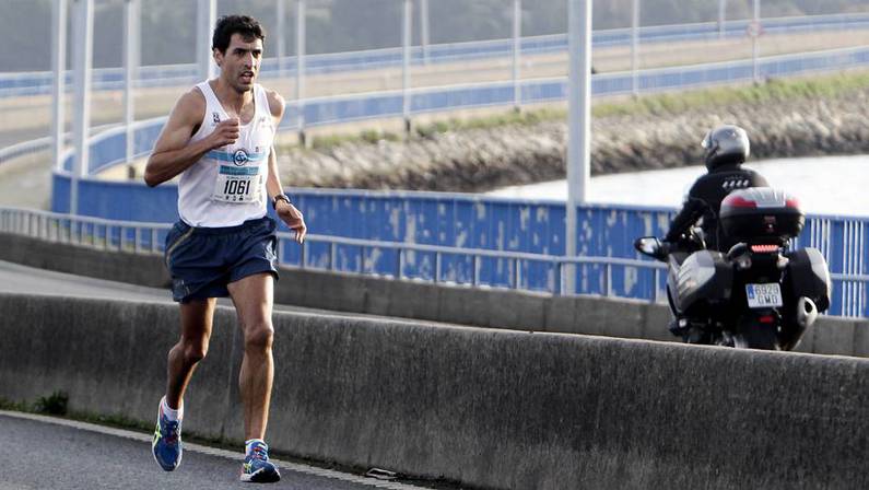 Iván Docampo, en el momento de cruzar en solitario el puente de As Pías JOSÉ PARDO