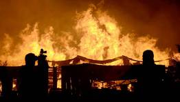 Los incendios ya han causado un muerto y han quemado numerosas casas. FOTGRAFO: JOSE LUIS SAAVEDRA | REUTERS