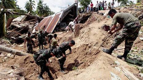 Ascienden a 55 los muertos por una serie de terremotos en Filipinas E_120208-120813
