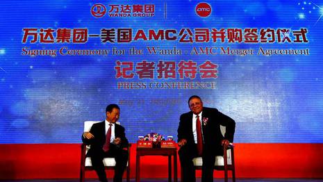 Gerry López (derecha), ejecutivo de AMC, sentado junto al presidente de Wanda Group, Wang Jianlin. La empresa china pasa a dominar el mercado americano de cine gracias a la compra de la compañía estadounidense DAVID GRAY | REUTERS