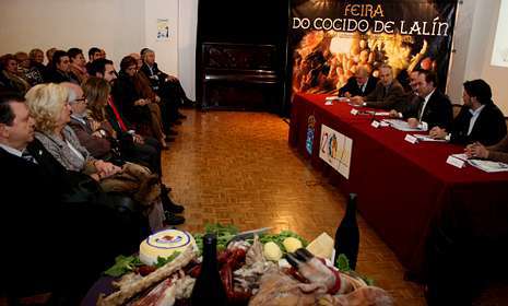Unas setenta personas participaron ayer en Barcelona en la presentación de la Feira do Cocido. 
