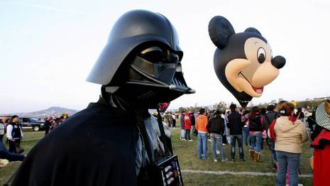 Los destinos de Darth Vader y de Mickey Mouse están unidos desde la compra de Star Wars por Disney 