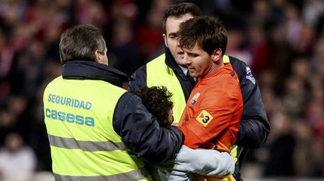 Un niño salta a por Leo Messi en Granada Pepe Marín | Reuters