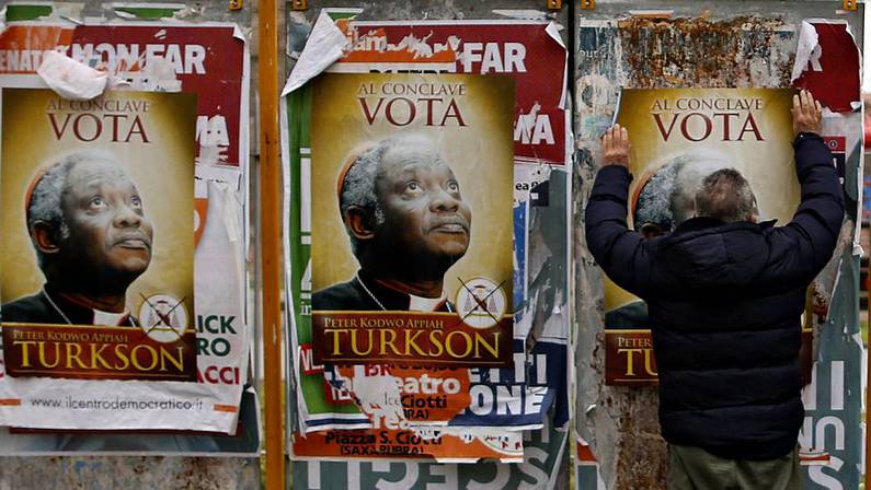Varios carteles en Roma invitan a votar en el cónclave al ghanés Peter Turkson ALESSANDRO BIANCHI / REUTERS