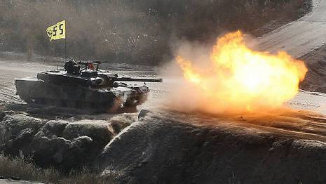 Tanques surcoreanos cerca de la frontera con Corea del Norte YONHAP