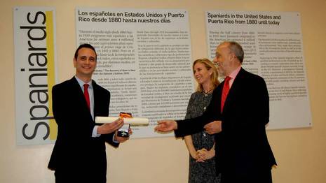 El presidente de la Casa de Galicia en Nueva York, Marcos Roel, recibe la medalla de Oro de la Emigración. Jessica Sieira