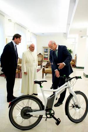 El Papa en bici eléctrica 