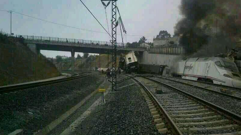 79 muertos y más 130 heridos tras descarrilar un tren en Santiago de Compostela (Spain) Tren1