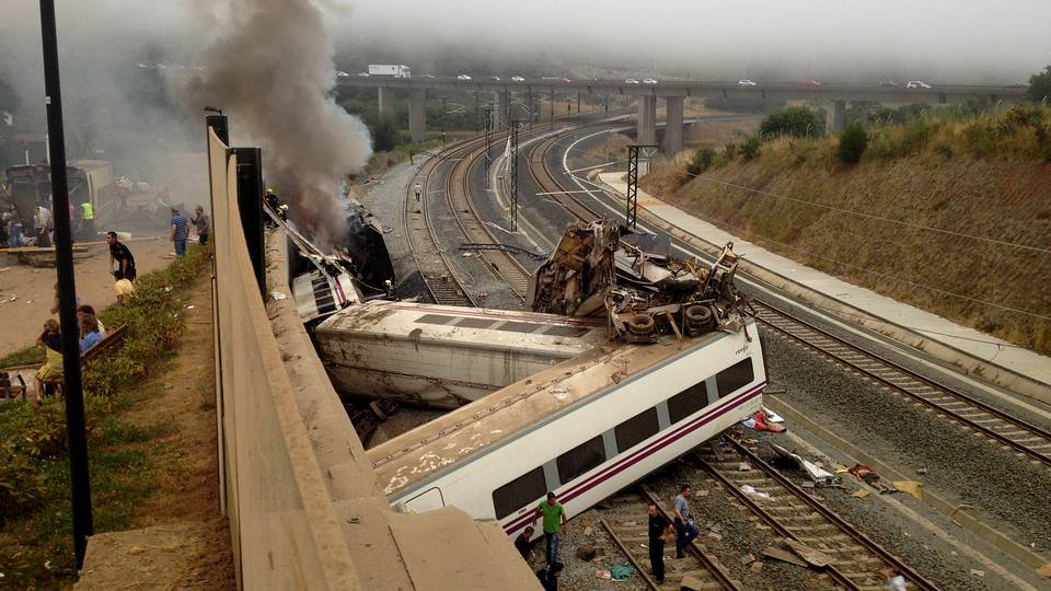 79 muertos y más 130 heridos tras descarrilar un tren en Santiago de Compostela (Spain) 