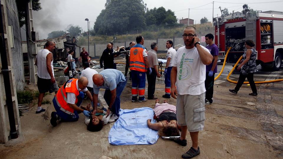 79 muertos y más 130 heridos tras descarrilar un tren en Santiago de Compostela (Spain) 