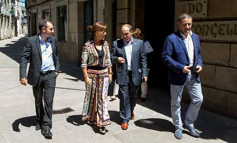 Los alcaldes de Padrón, Rois y Dodro, acompañaron ayer en la localidad rosaliana a la conselleira. 