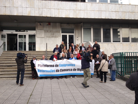Protesta de los emigrantes retornados ante Hacienda en Vigo E.V.PITA