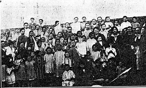 Alumnos de la escuela de Sardiñeiro con su maestra Carmen Díaz, década de los años 20 del siglo XX. 