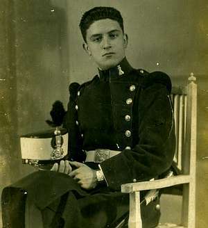 Manuel Pérez Goyanes retratado con uniforme militar 