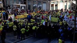 Manifestación de preferentistas y emigrantes retornados en Vigo / Discurso en la Porta do Sol FOTÓGRAFO: PITA