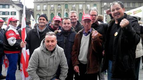 Emigrantes gallegos en la manifestación celebrada ayer en Berna. 