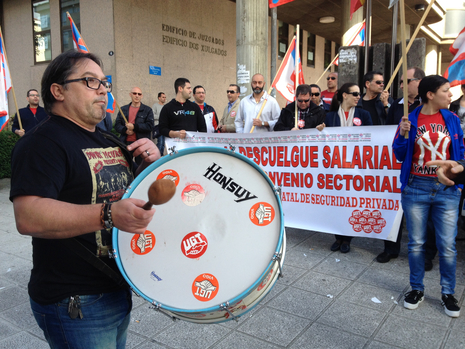 Chus Álvarez, de FES-UGT, en la protesta en los juzgados contra el descuelgue de Alcor del convenio estatal E.V.PITA