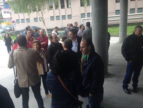Compañeros de los tres trabajadores acusados esperan en las puertas de los juzgados E.V.PITA