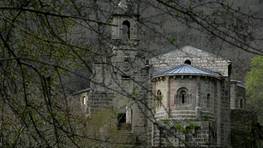 Monasterio de Caaveiro. Levantado en plenas Fragas do Eume, del conjunto arquitectónico destacan los restos románicos y barrocos. FOTÓGRAFO: JOSE PARDO