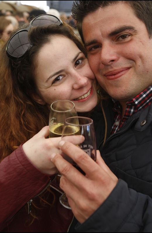 Público el sábado en la carpa de las bodegas participantes en la edición 35 de la Feira do Viño de Chantada