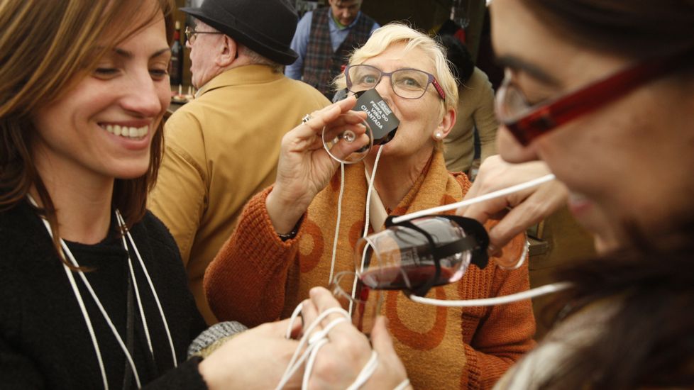 Vecinos y visitantes llenan el recinto de la Feira do Viño de Chantada