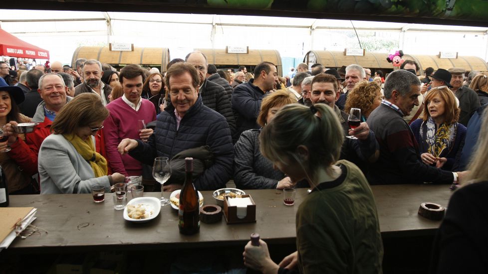 Vecinos y visitantes llenan el recinto de la Feira do Viño de Chantada