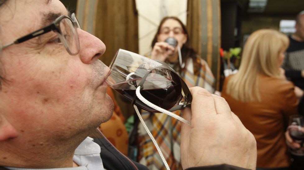 Vecinos y visitantes llenan el recinto de la Feira do Viño de Chantada