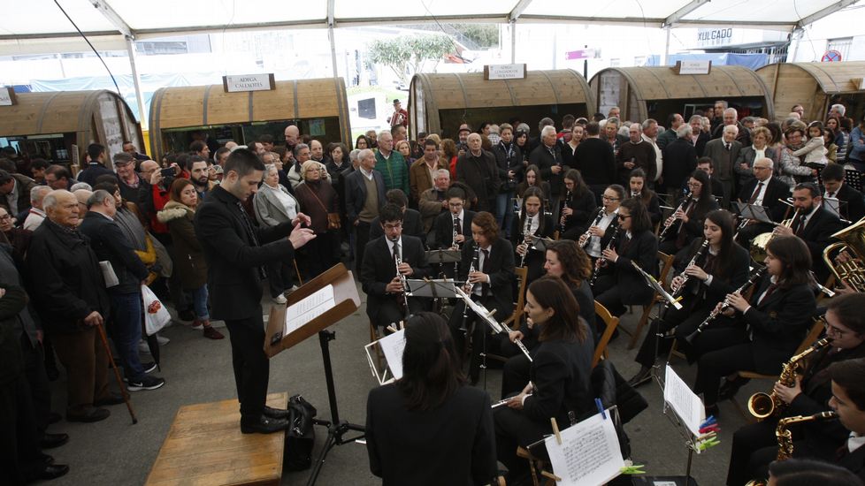 Vecinos y visitantes llenan el recinto de la Feira do Viño de Chantada