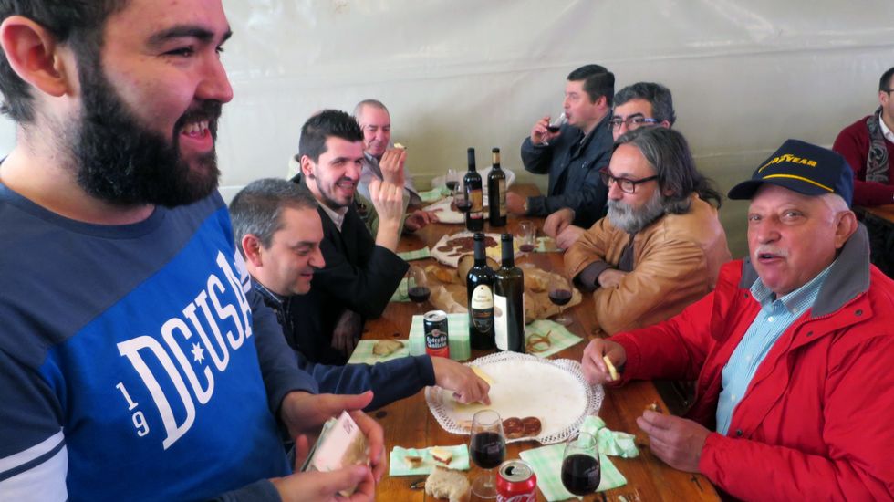 Vecinos y visitantes llenan el recinto de la Feira do Viño de Chantada