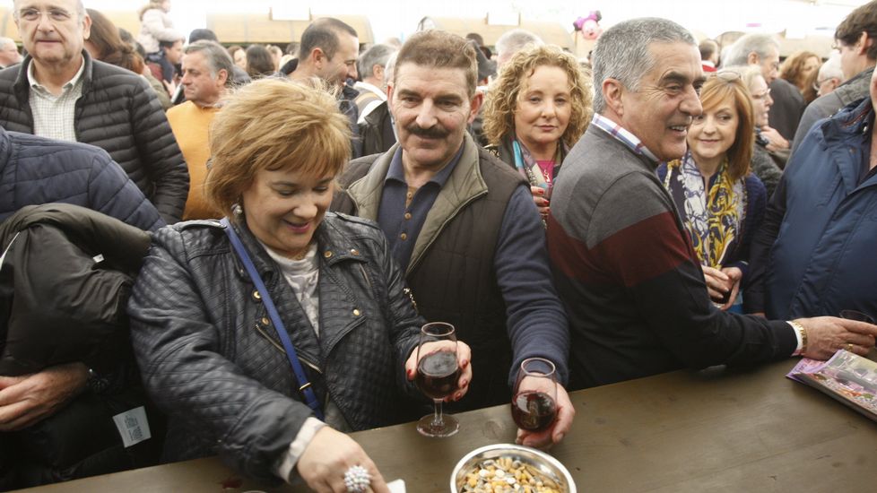 Vecinos y visitantes llenan el recinto de la Feira do Viño de Chantada