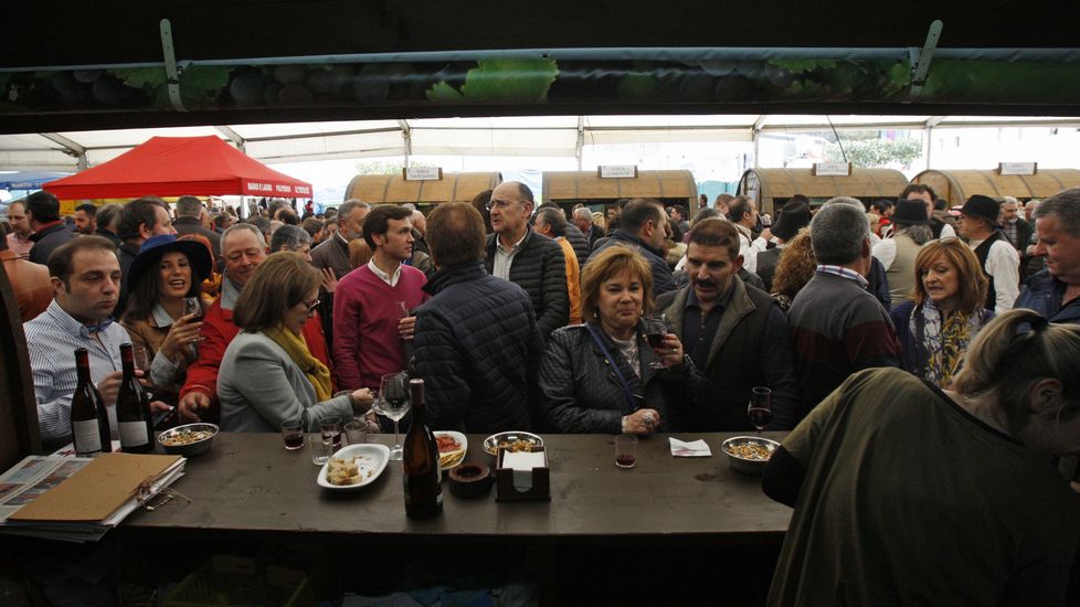Vecinos y visitantes llenan el recinto de la Feira do Viño de Chantada