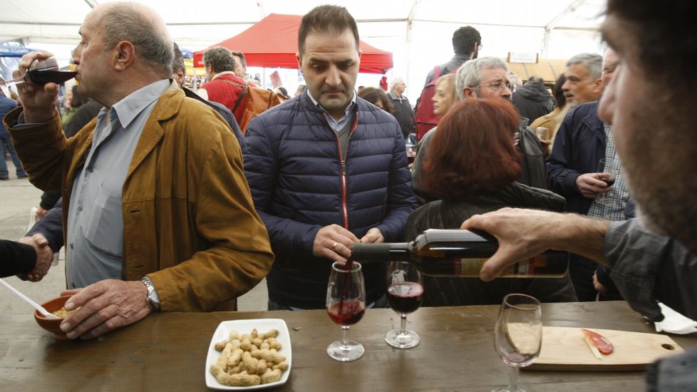 Vecinos y visitantes llenan el recinto de la Feira do Viño de Chantada