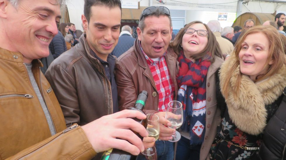 El público empezó a llenar esta mañana los puestos de las dieciséis bodegas que participan en la feria
