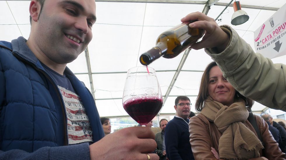 El público empezó a llenar esta mañana los puestos de las dieciséis bodegas que participan en la feria