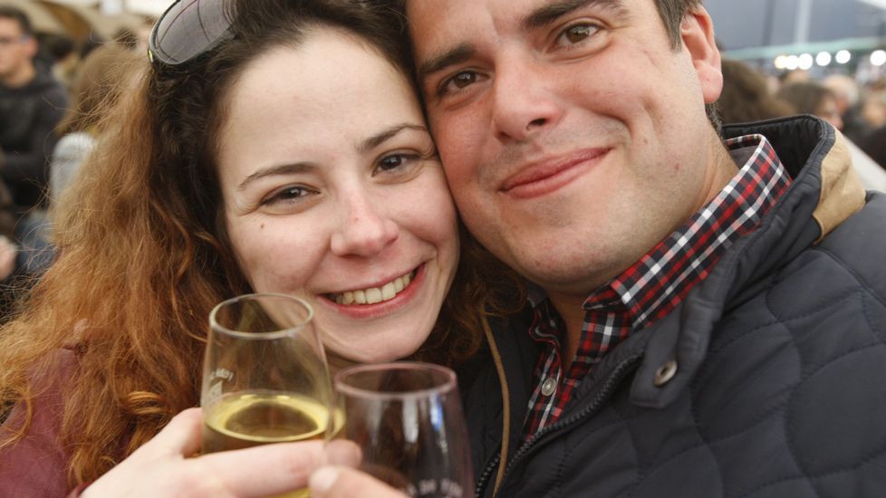El público empezó a llenar esta mañana los puestos de las dieciséis bodegas que participan en la feria