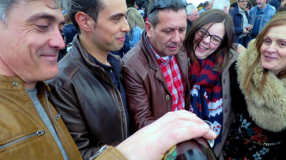 El público empezó a llenar esta mañana los puestos de las dieciséis bodegas que participan en la feria